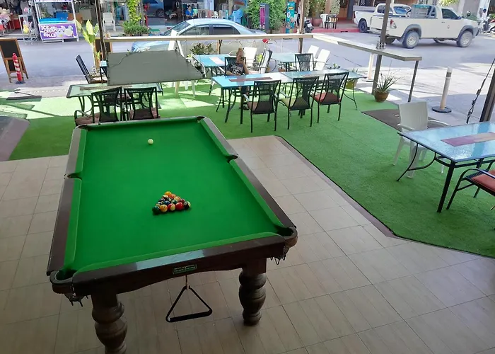 Oasis Guesthouse & Bar