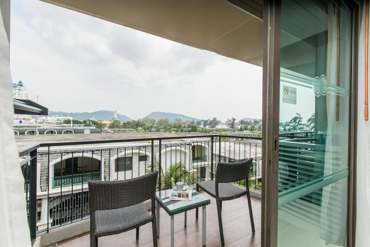 Large With Hot Tub Bath In Front Pa Tong