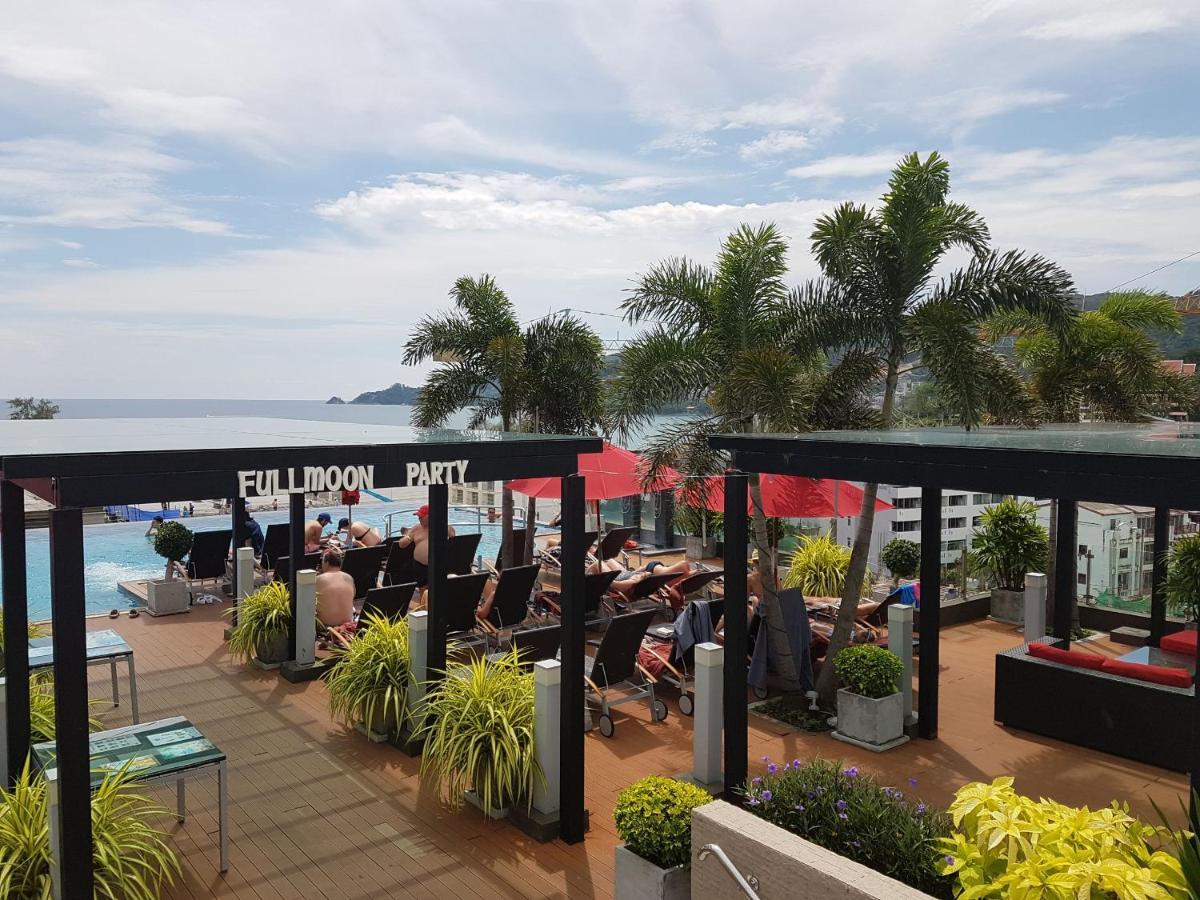 Large With Hot Tub Bath In Front Pa Tong