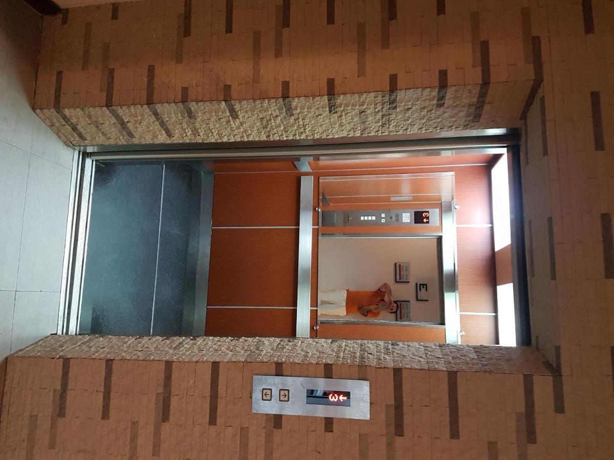Large With Hot Tub Bath In Front Pa Tong