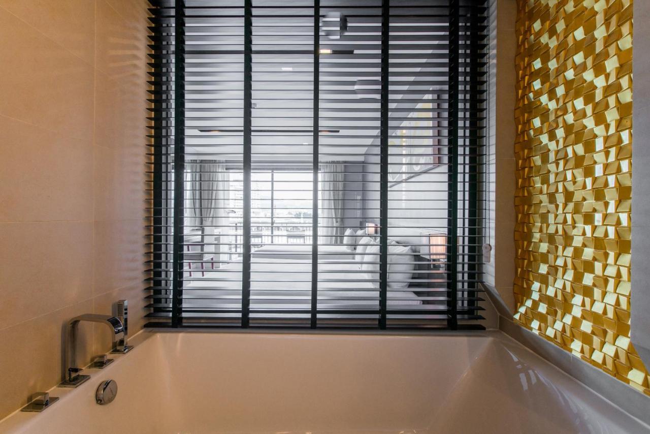 Large With Hot Tub Bath In Front Pa Tong *
