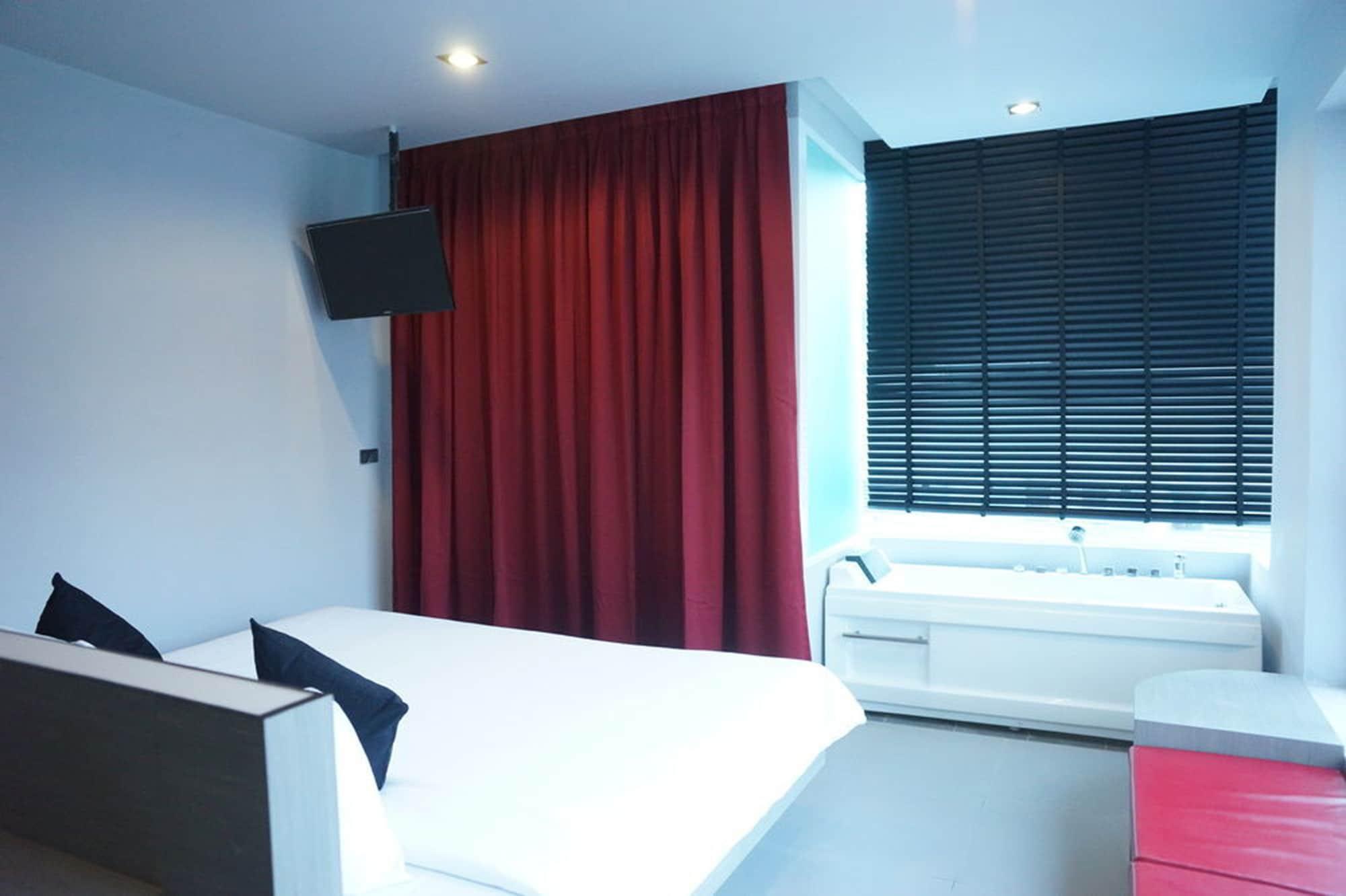 Neon Hotel 4*