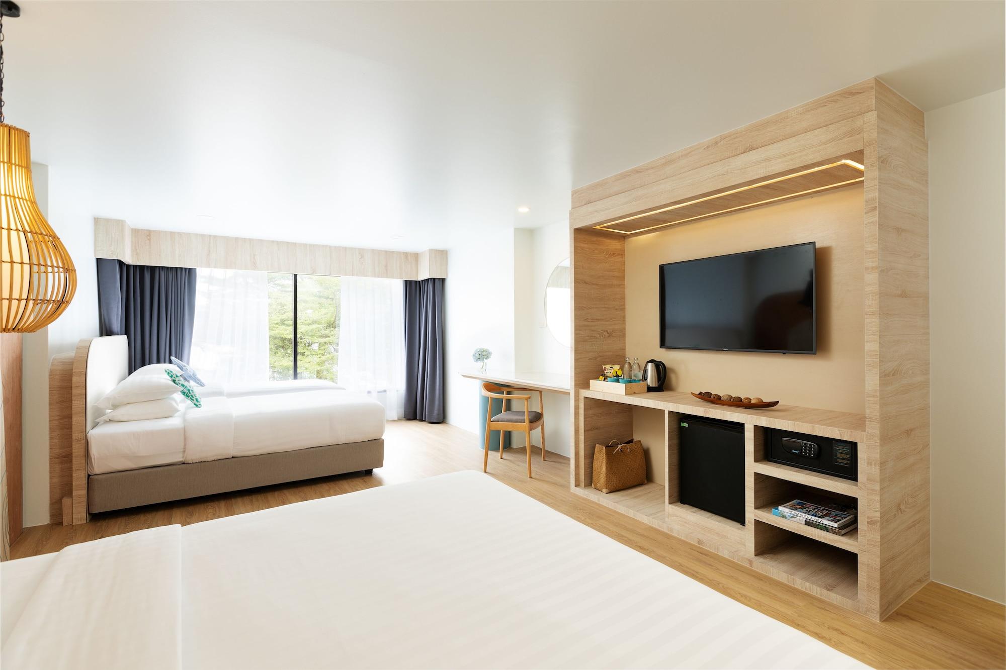 Hotel Liv Phuket Beachfront 4*