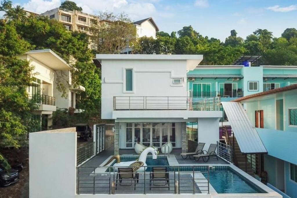 Deluxe Pool