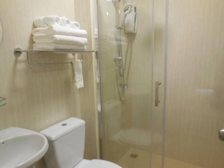 Guest House, Shared Pool, Private Bathroom And Kitchen Ferienhaus Phuket