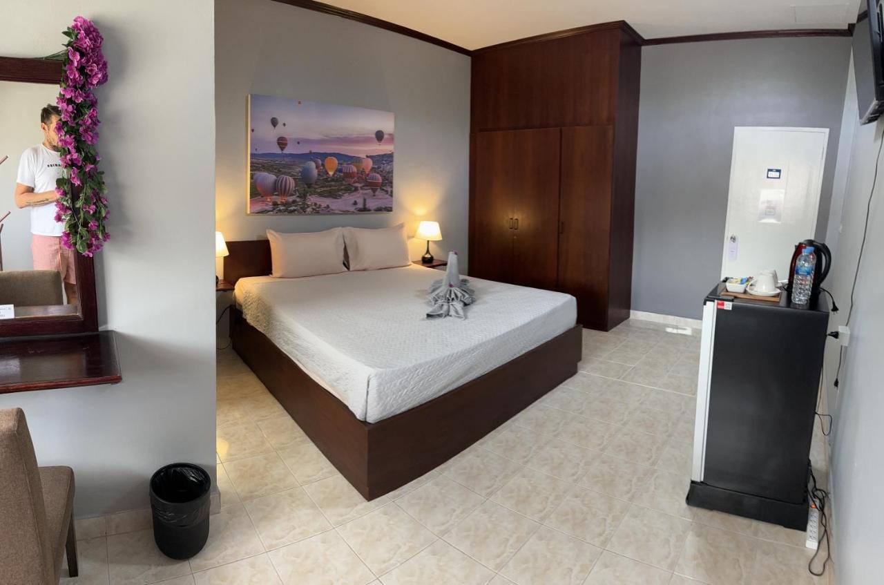 S A F E Hotel *