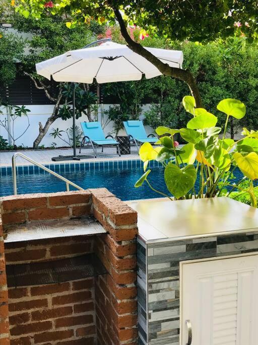 Summer House,shared Pool, Private Bathroom And Kitchen