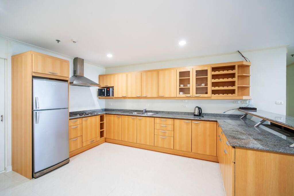 Tower Superior Seaview 3br- 2302