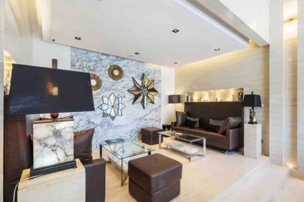 Apartment Luxury In Shopping Center *
