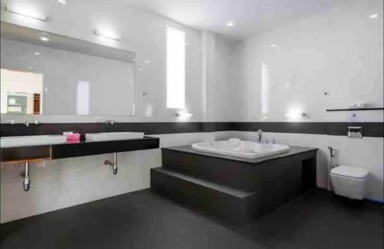 Deluxe Pool