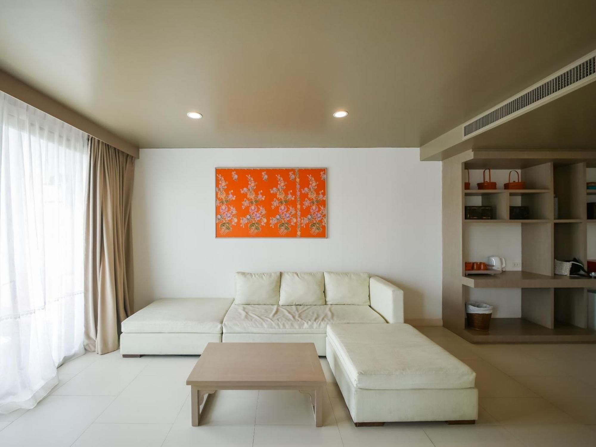 Proud Phuket, Naiyang 4*