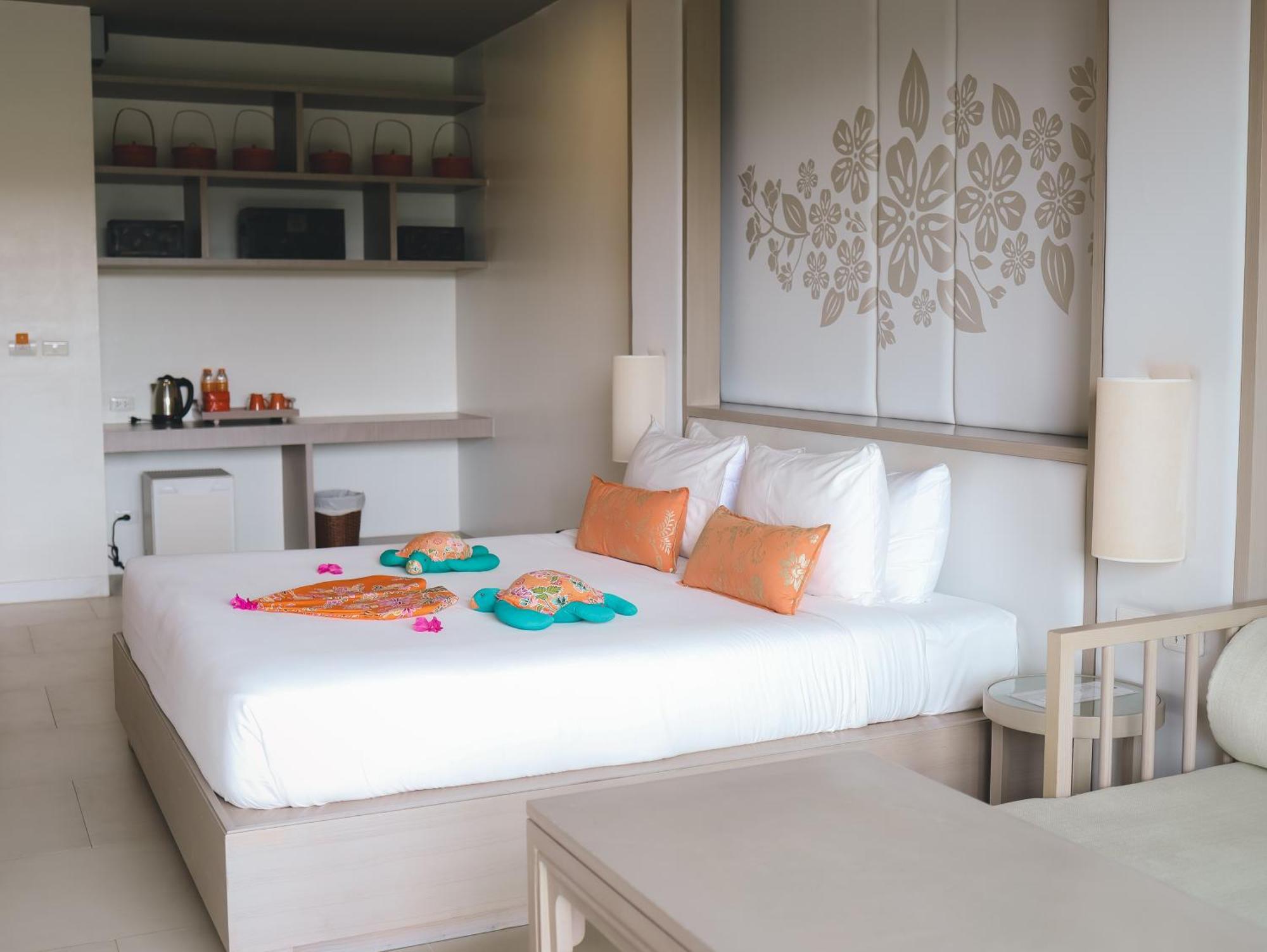 Proud Phuket, Naiyang Hotel 4*
