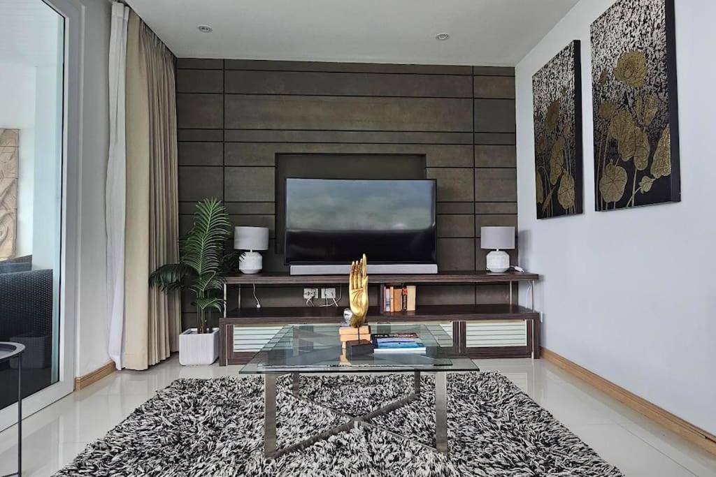 Baycliff 3-bedroom 160 M2 With Sea View Terrace