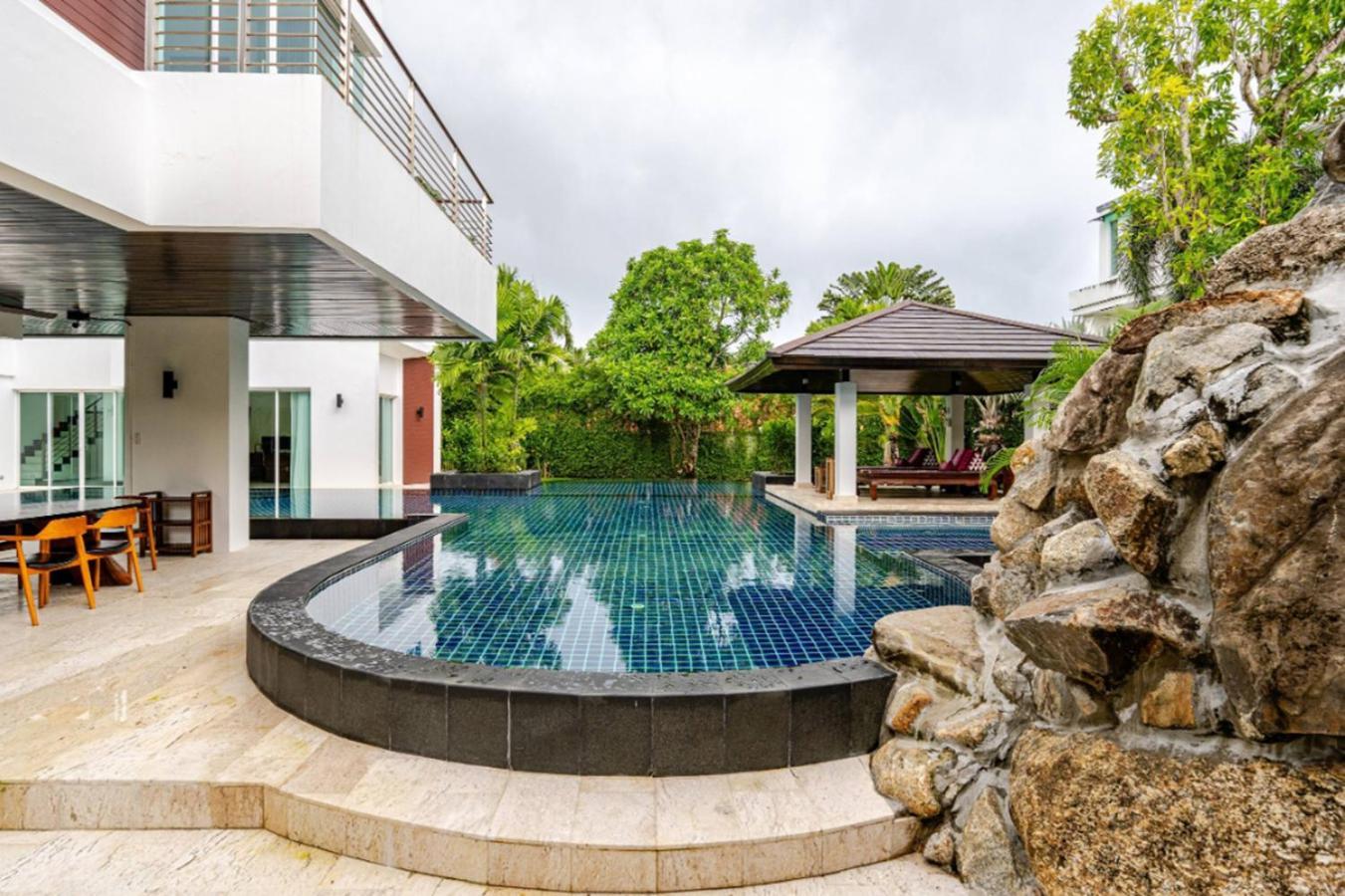 Kyerra 88-16 An Exquisite Mansion With Eclectic Interiors *