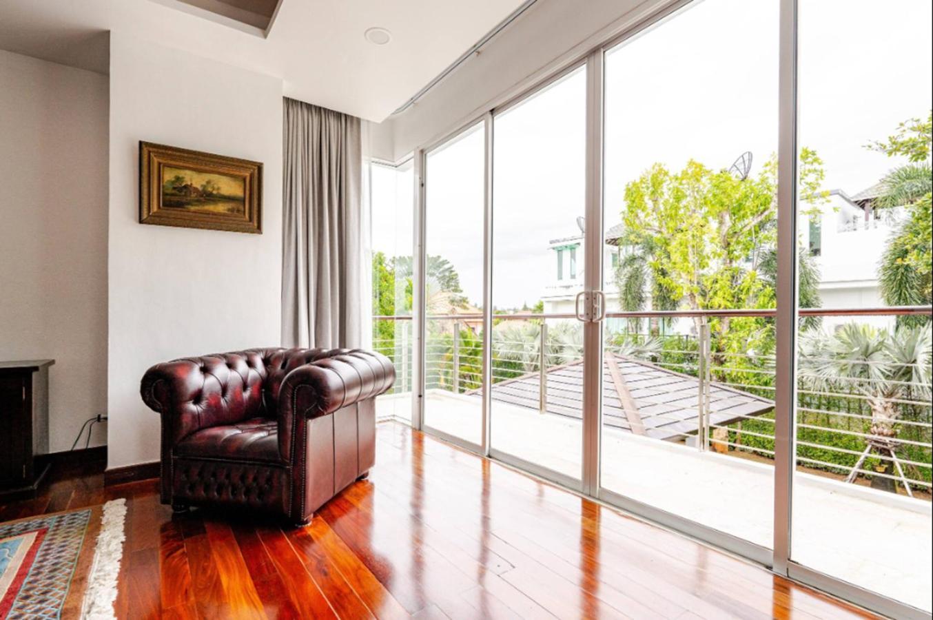Villa Kyerra 88-16 An Exquisite Mansion With Eclectic Interiors