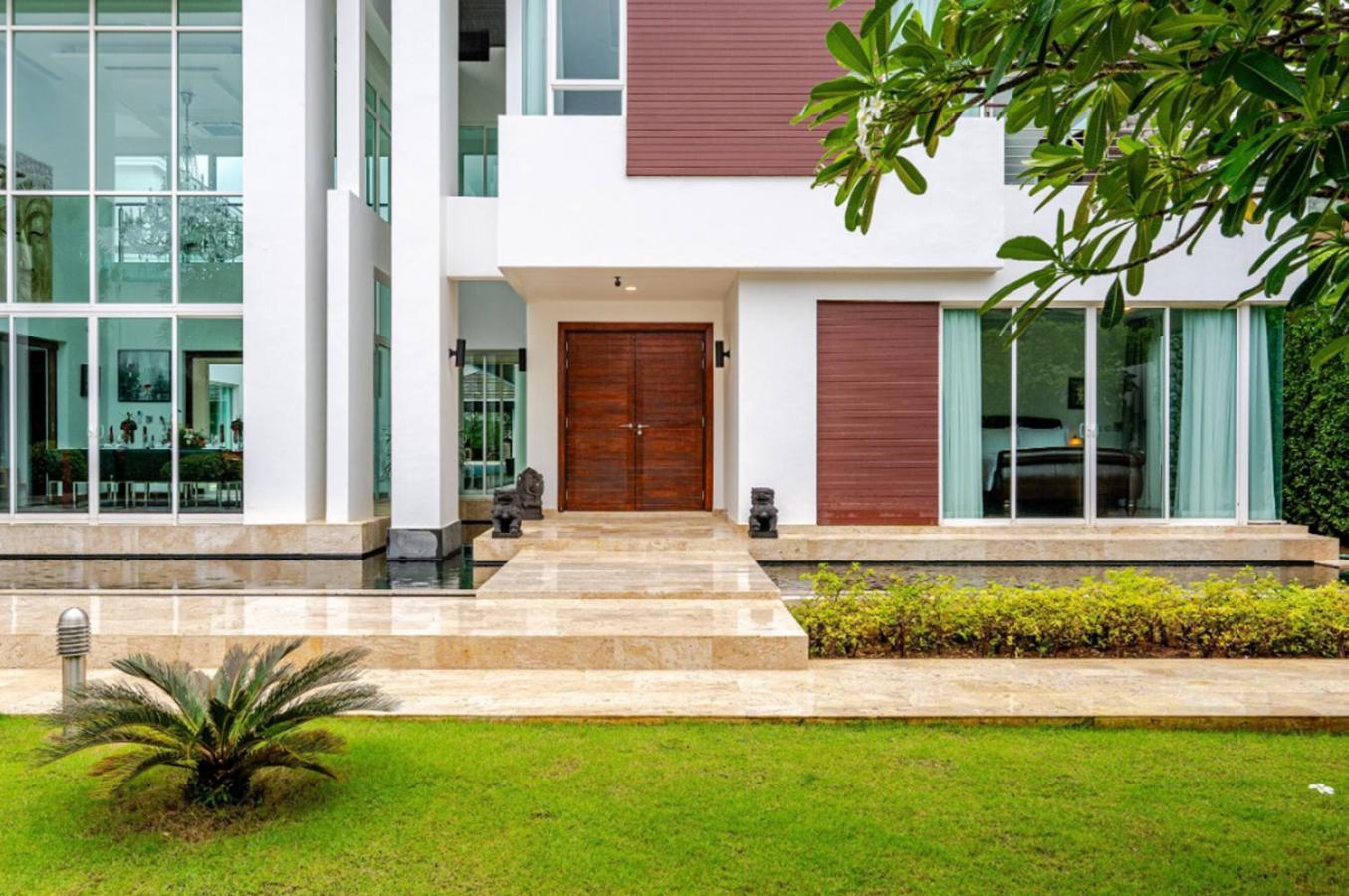 Villa Kyerra 88-16 An Exquisite Mansion With Eclectic Interiors