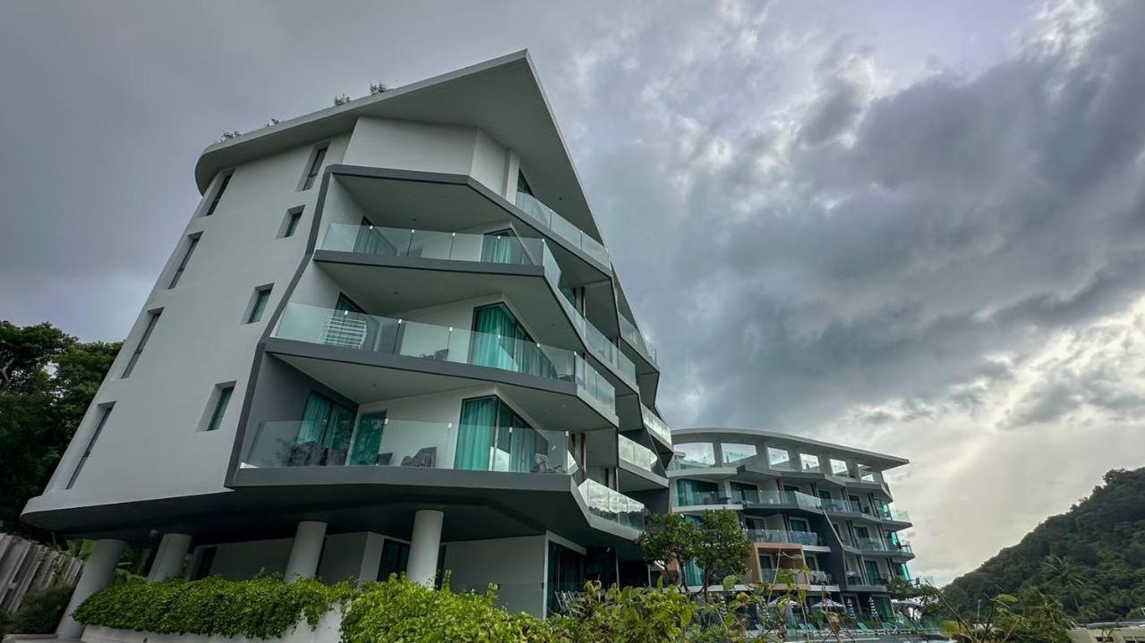 Twin Sands Penthouse Resort *