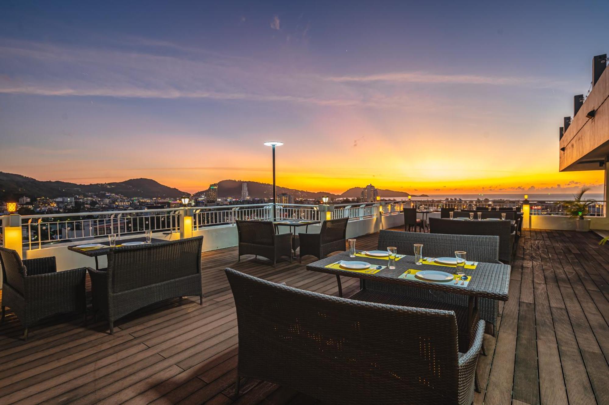 Casa Del M Phuket - Newly Renovated Hotel