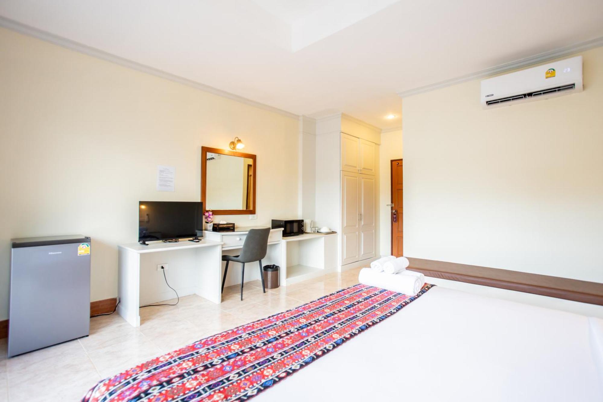 Tri's Miracle Side Aparthotel