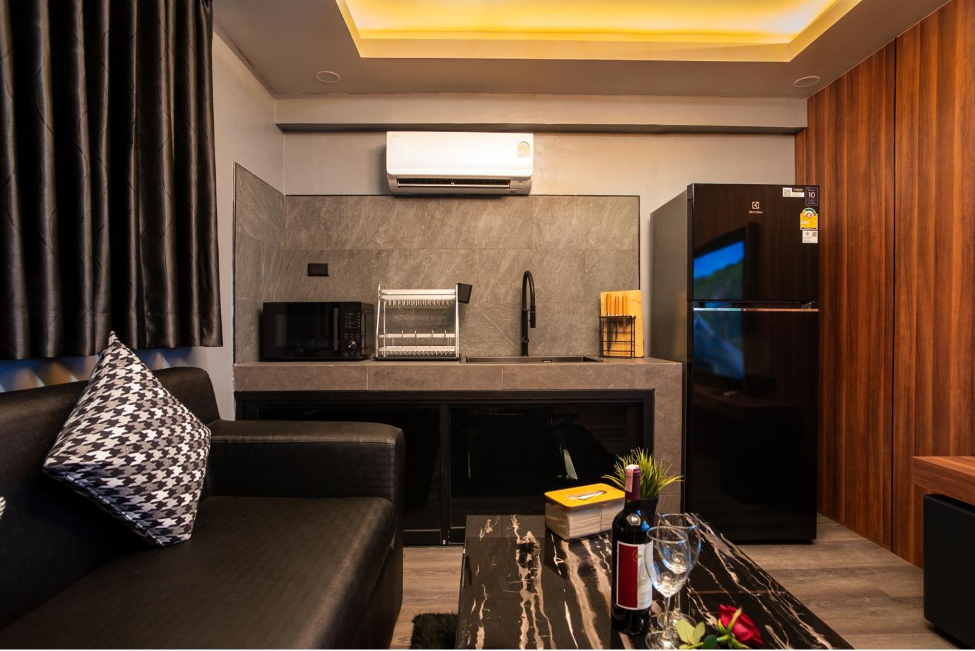3 Double U - Kalim Sea View Apartment