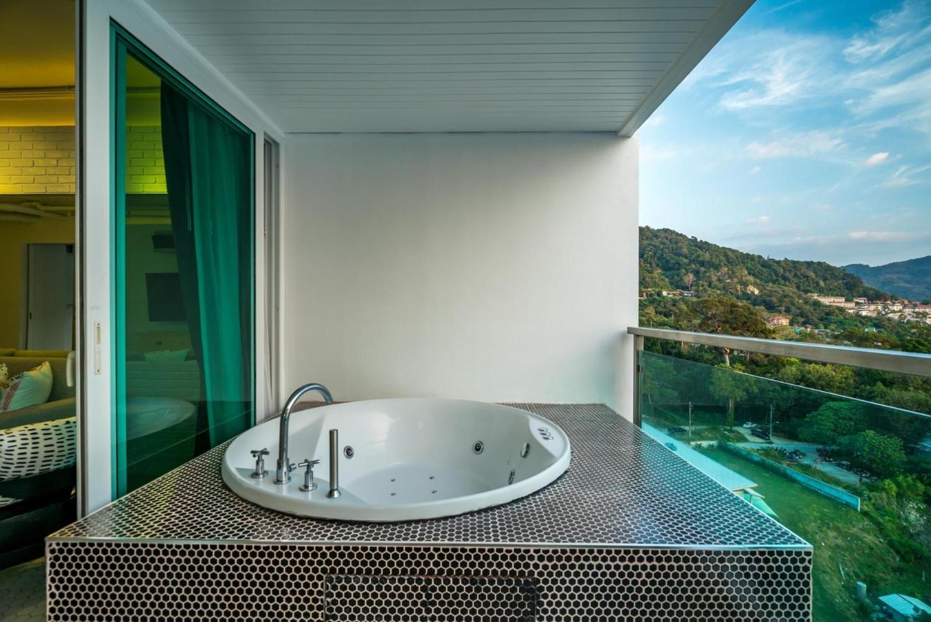 Private Sea View With Jacuzzi At Baycliff Apartment