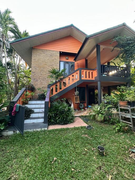 двухэтажный дом в саду с видом на будду 3 комнаты, 2 террасы Vakantiehuis Phuket