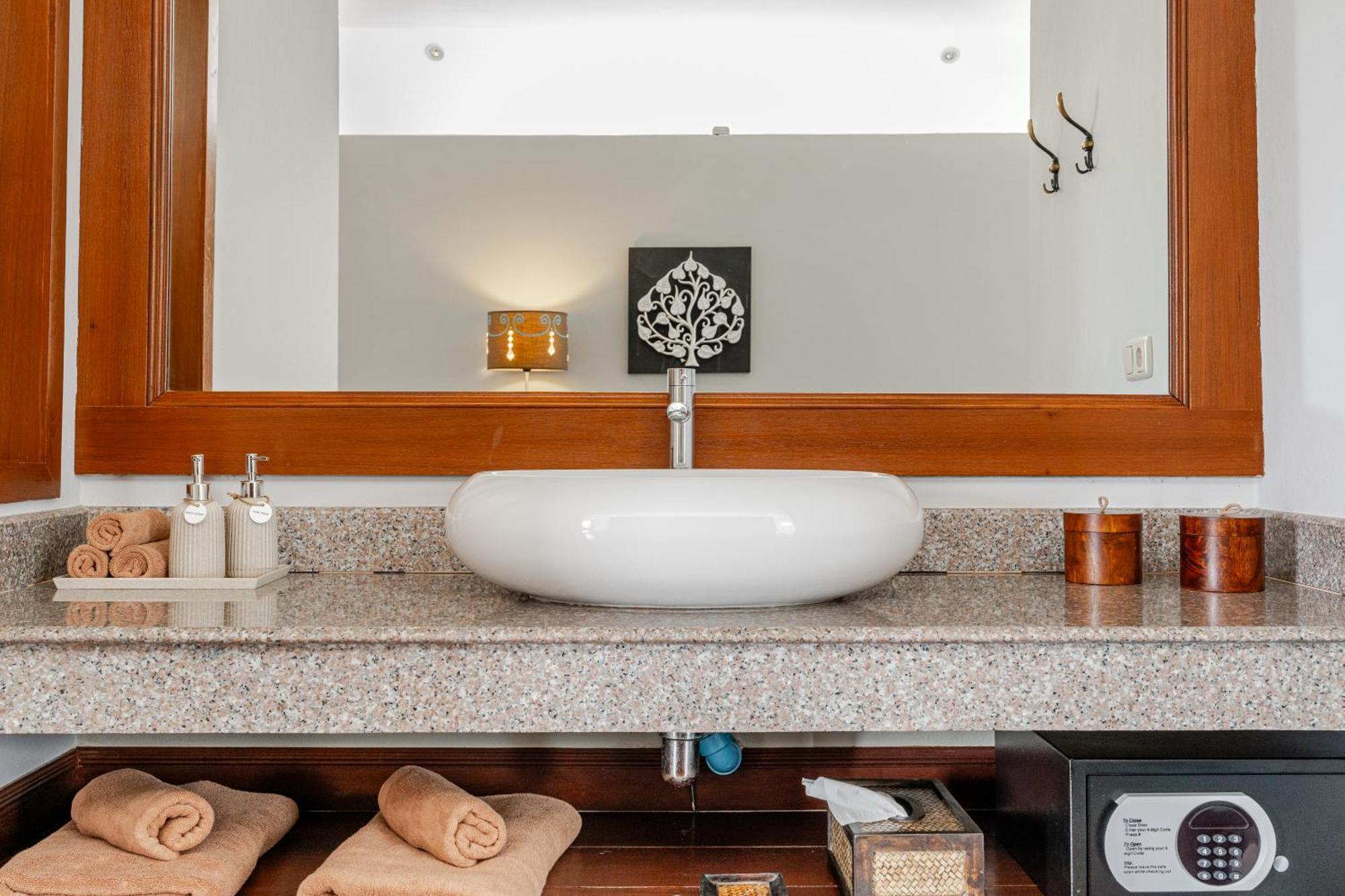 Villa Luxury 4br With Pool & Ocean Views On *