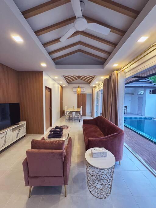 Villa Luxury Pool In *