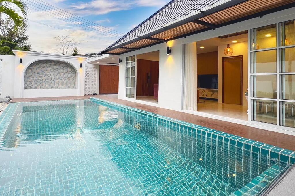 Luxury Pool In