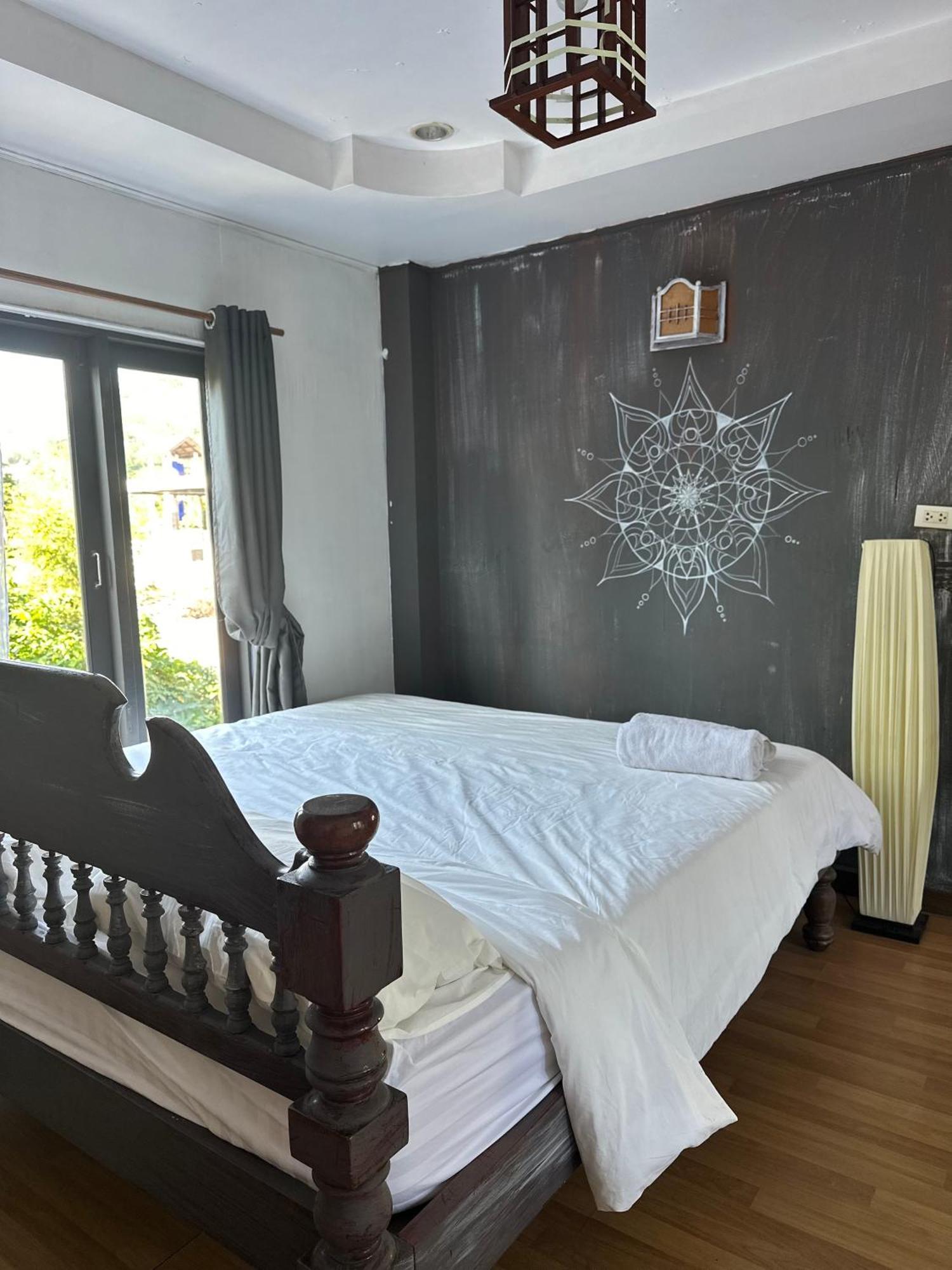 двухэтажный дом в саду с видом на будду 3 комнаты, 2 террасы Vakantiehuis *