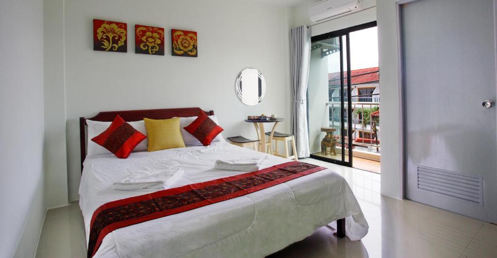 Beehive Magenta Patong