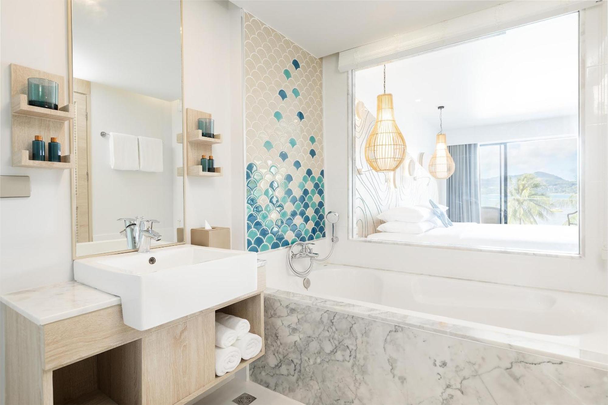 Hotel Liv Phuket Beachfront 4*