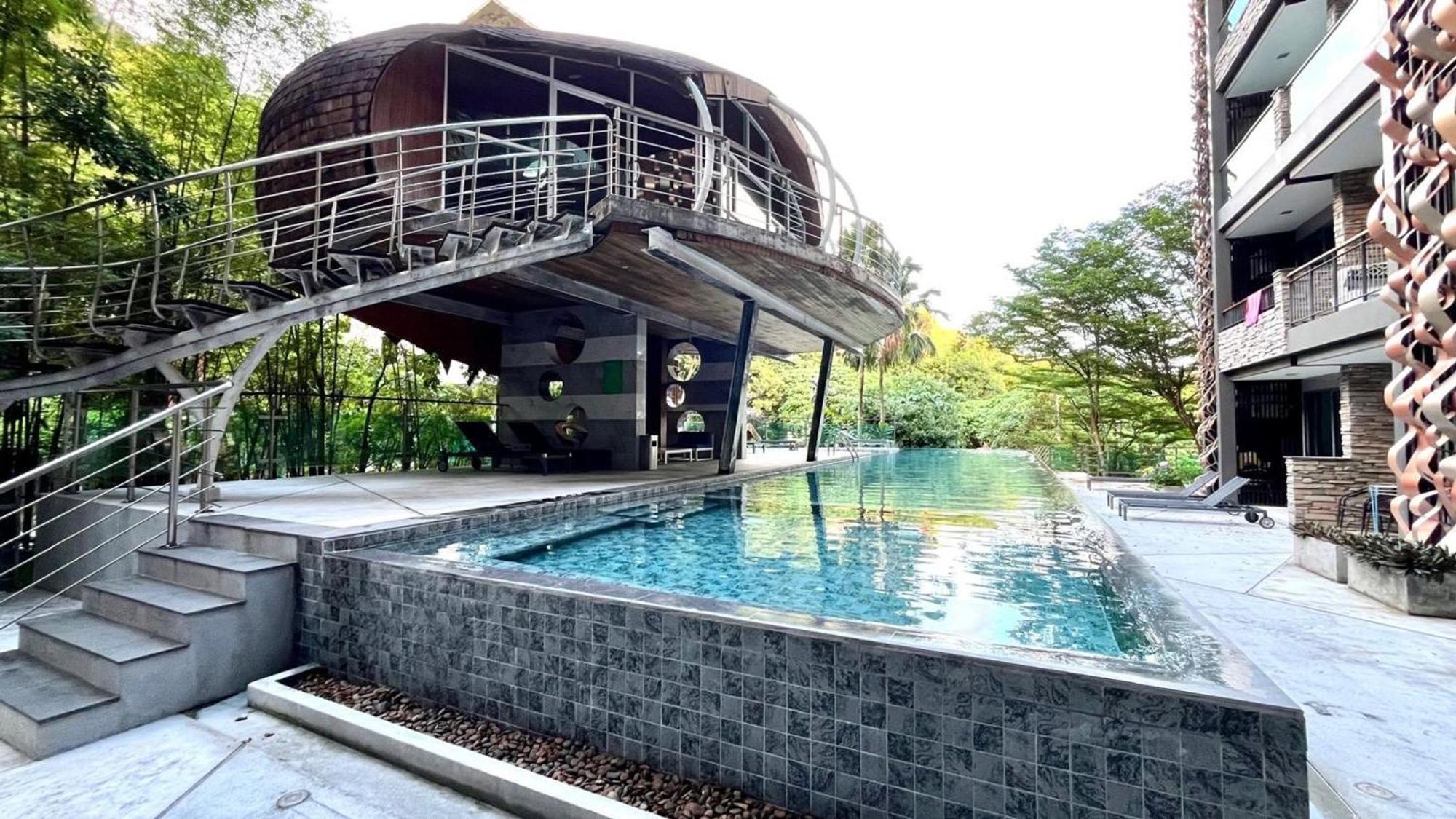 The Oh-so-sexy Triple Penthouse - Rare 35br 188m2 Patong