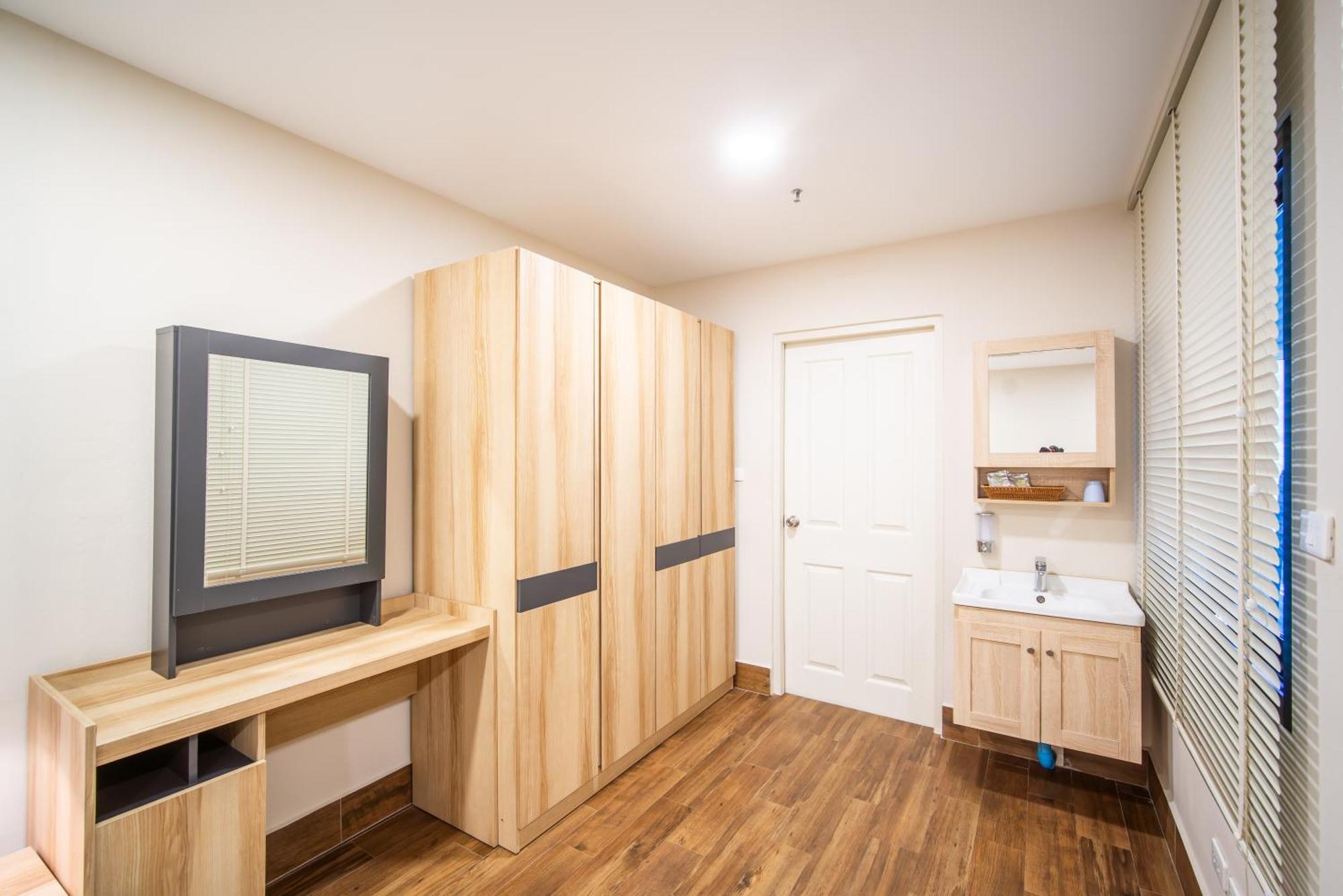 Tower Superior Seaview 4br210 Apartment