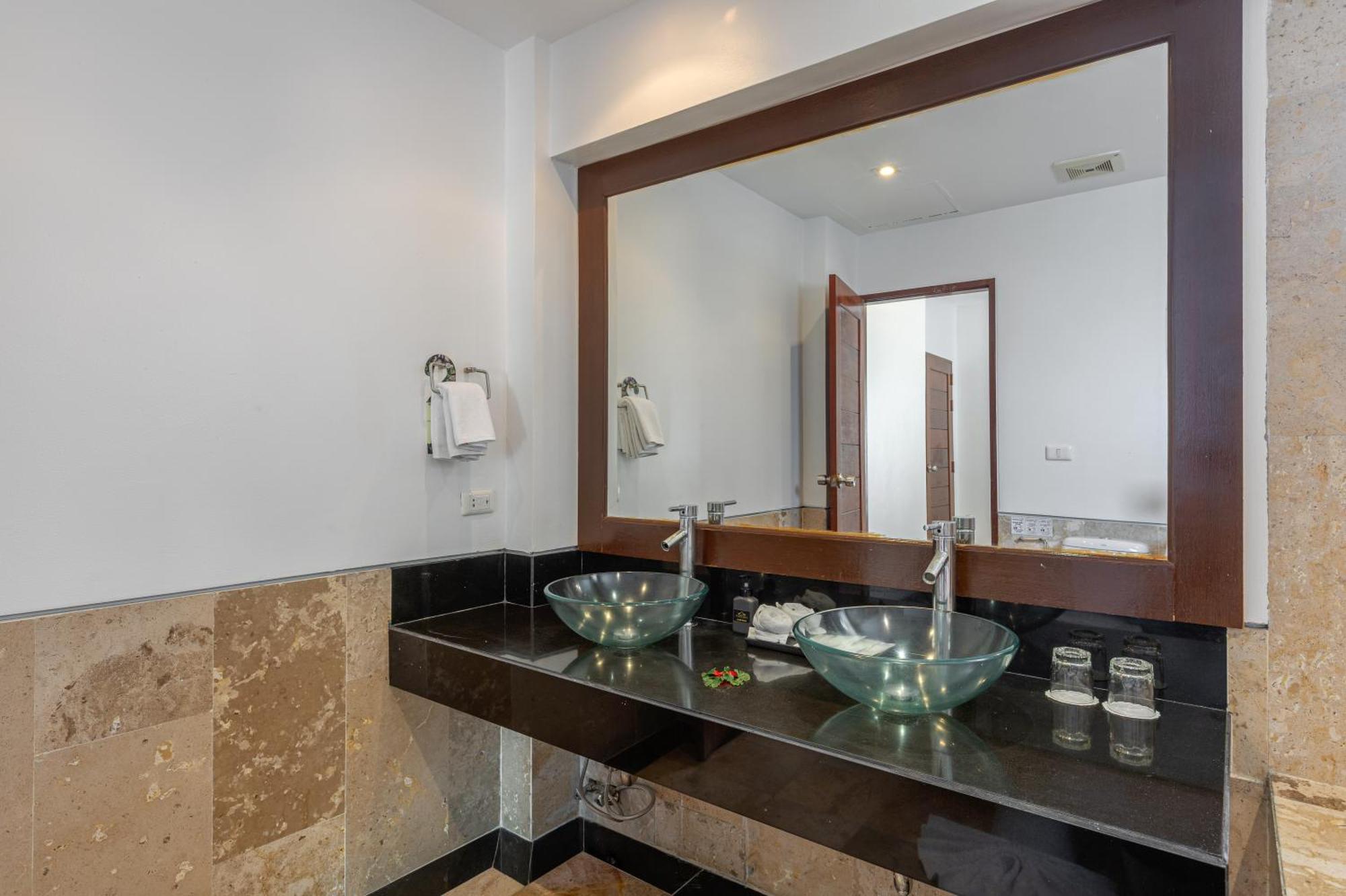 Resort Phunawa Phuket - Sha Karon