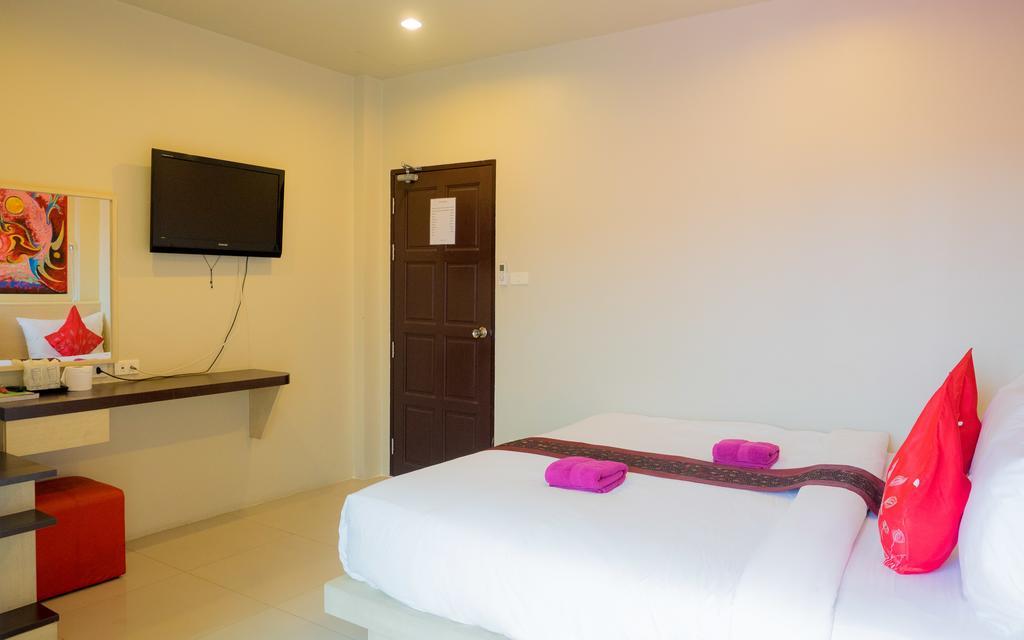 Beehive Magenta Patong Hostel