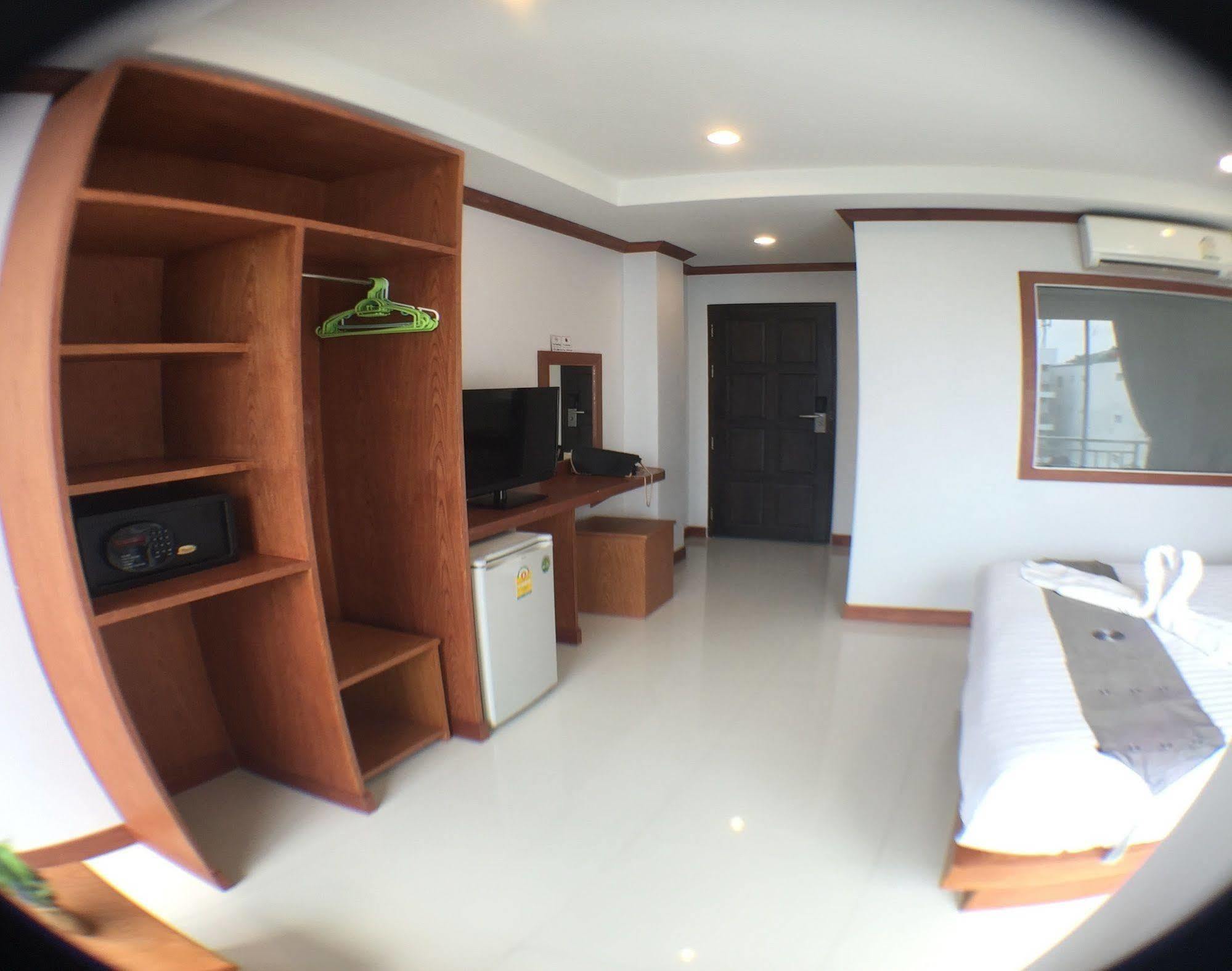 Thira Hotel 3*