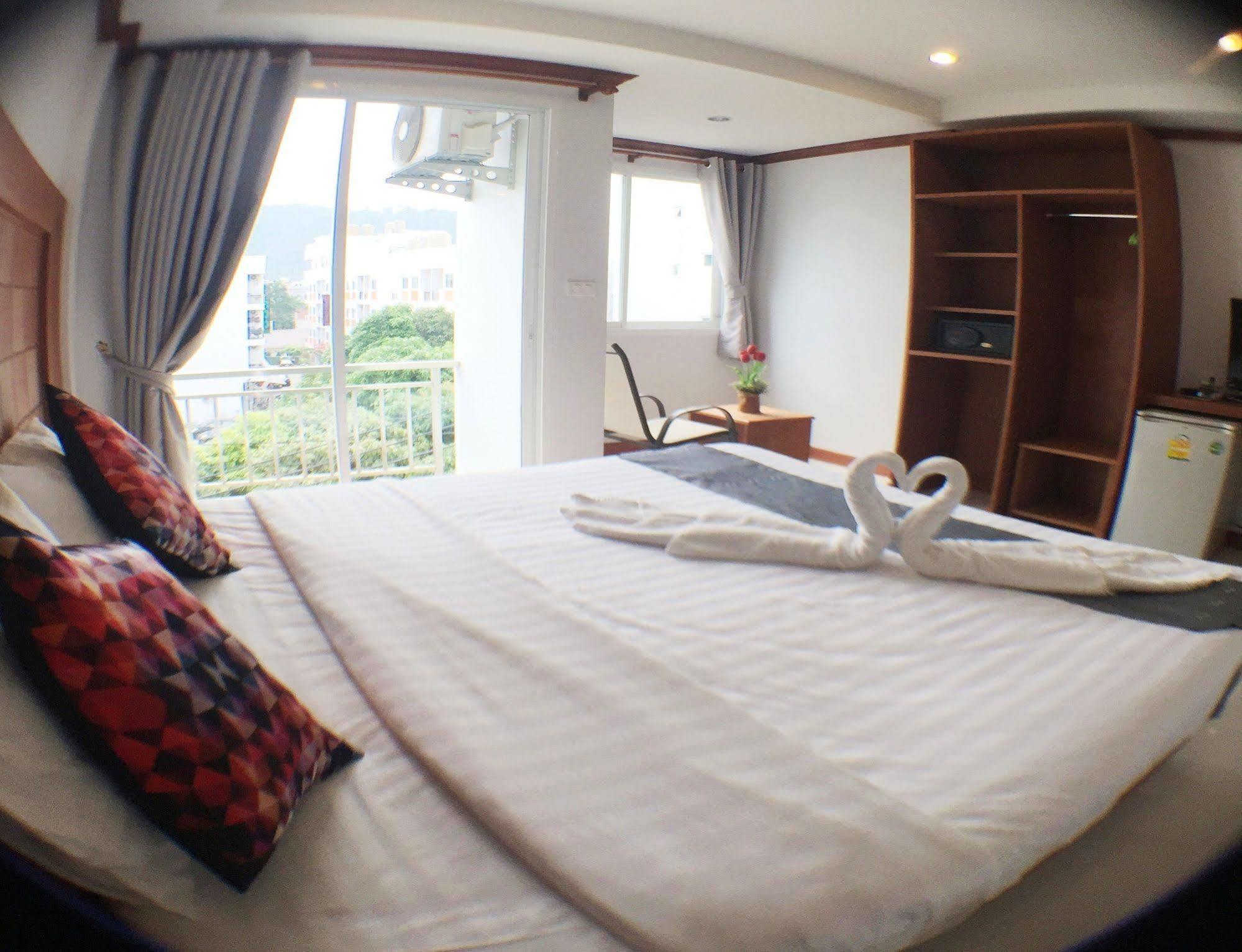 Thira Hotel 3*