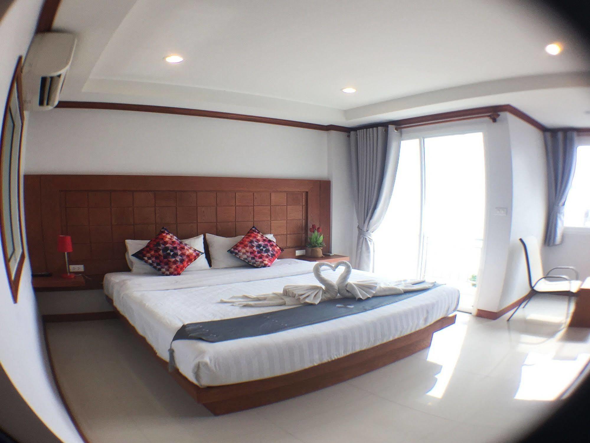 Hotel Thira 3*