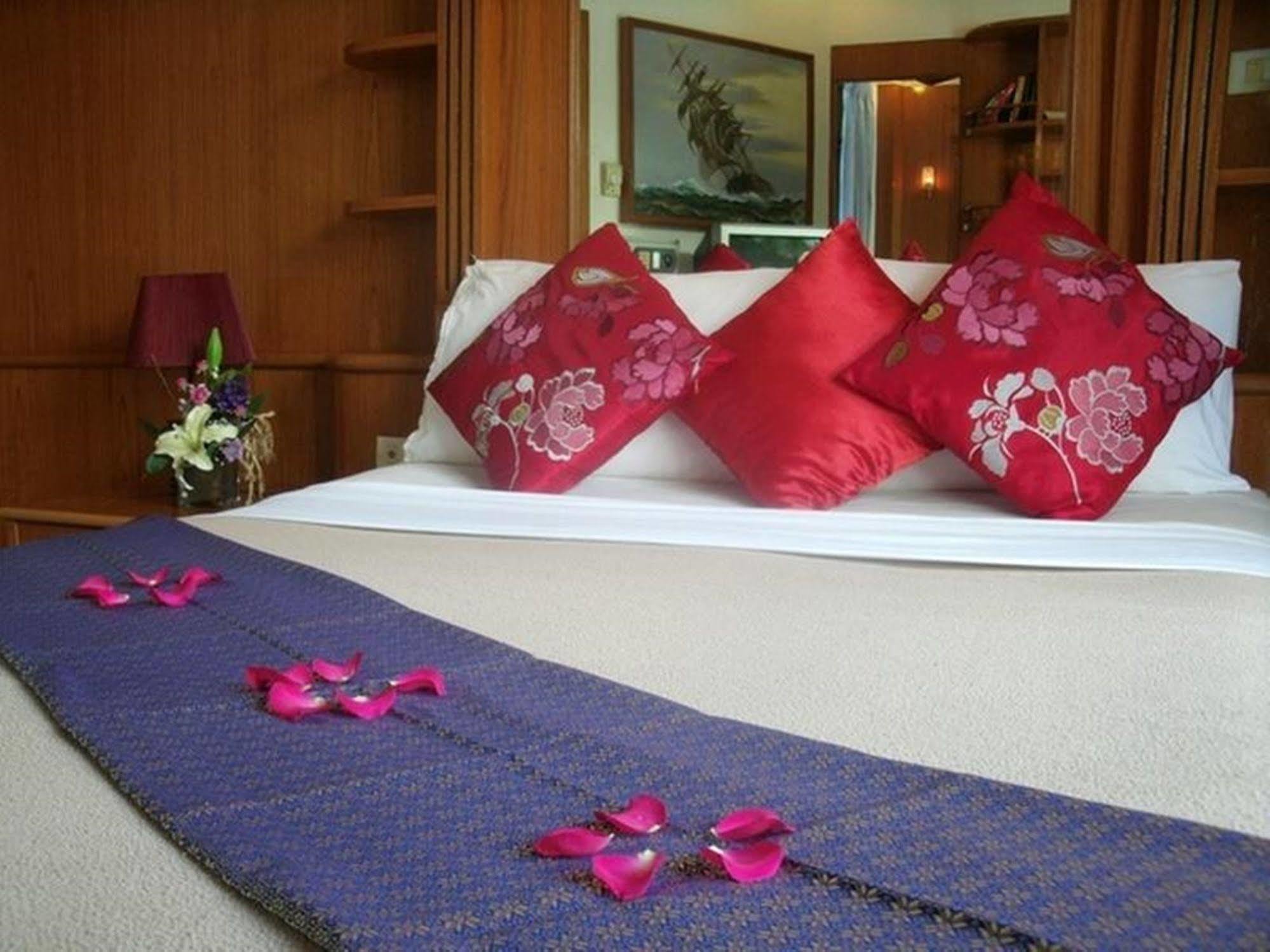 Club Near The By Plh Phuket *
