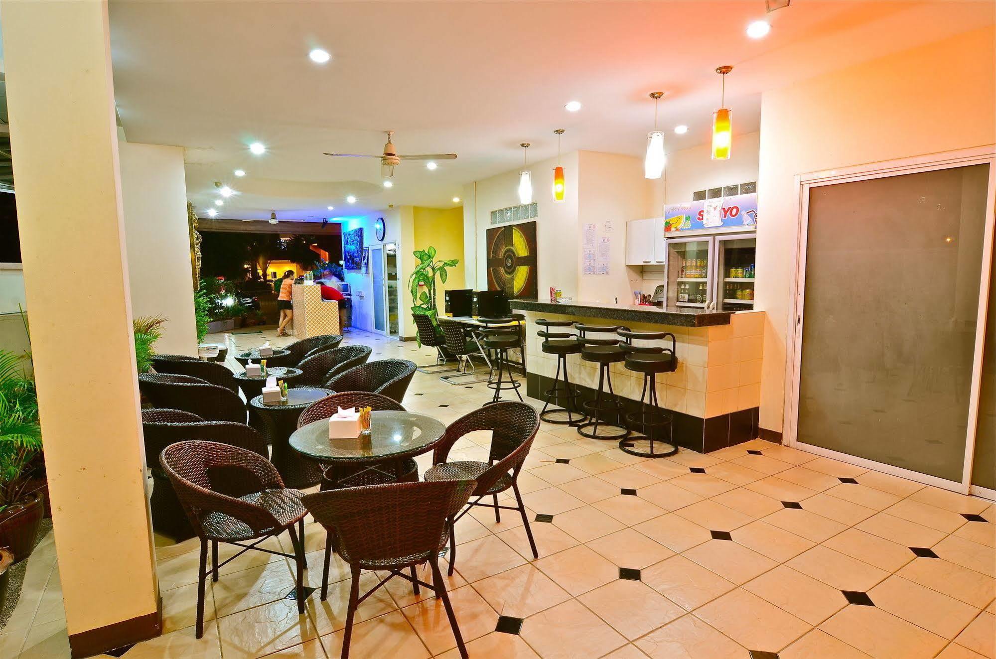 Hotel Square One 3*
