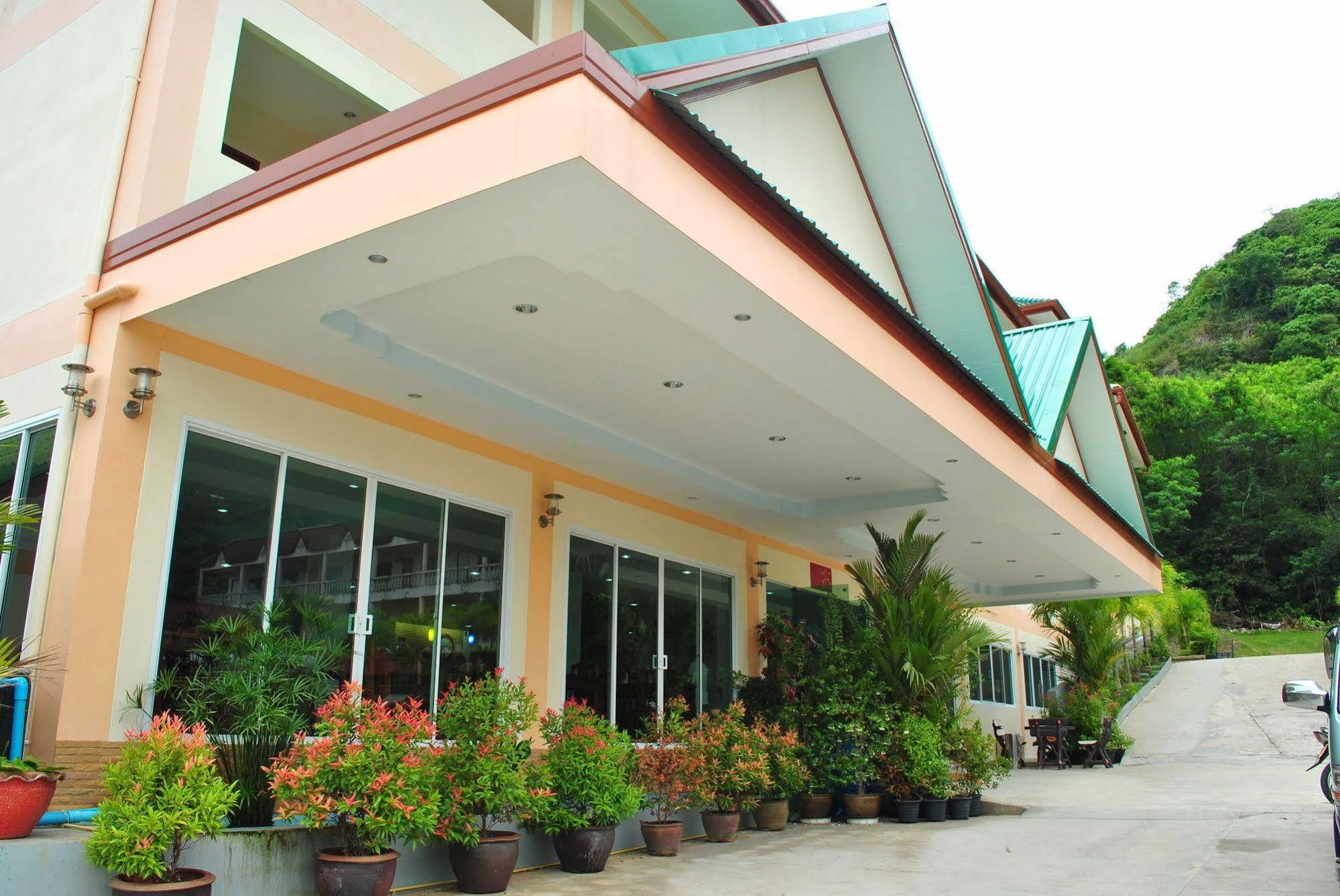 Village Hotel 3*