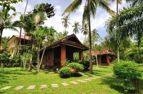 Baan Mai Beachfront Hotel 3*