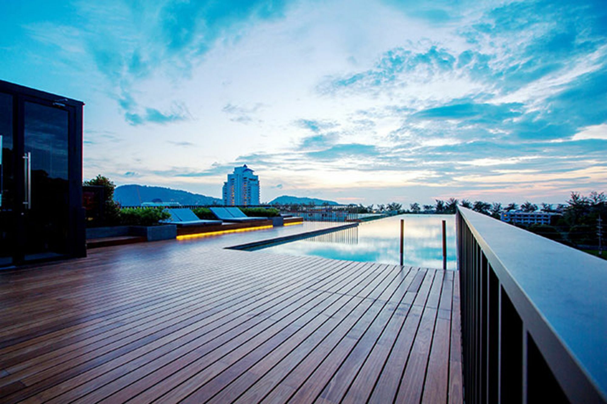 The Deck By Favstay Apartment