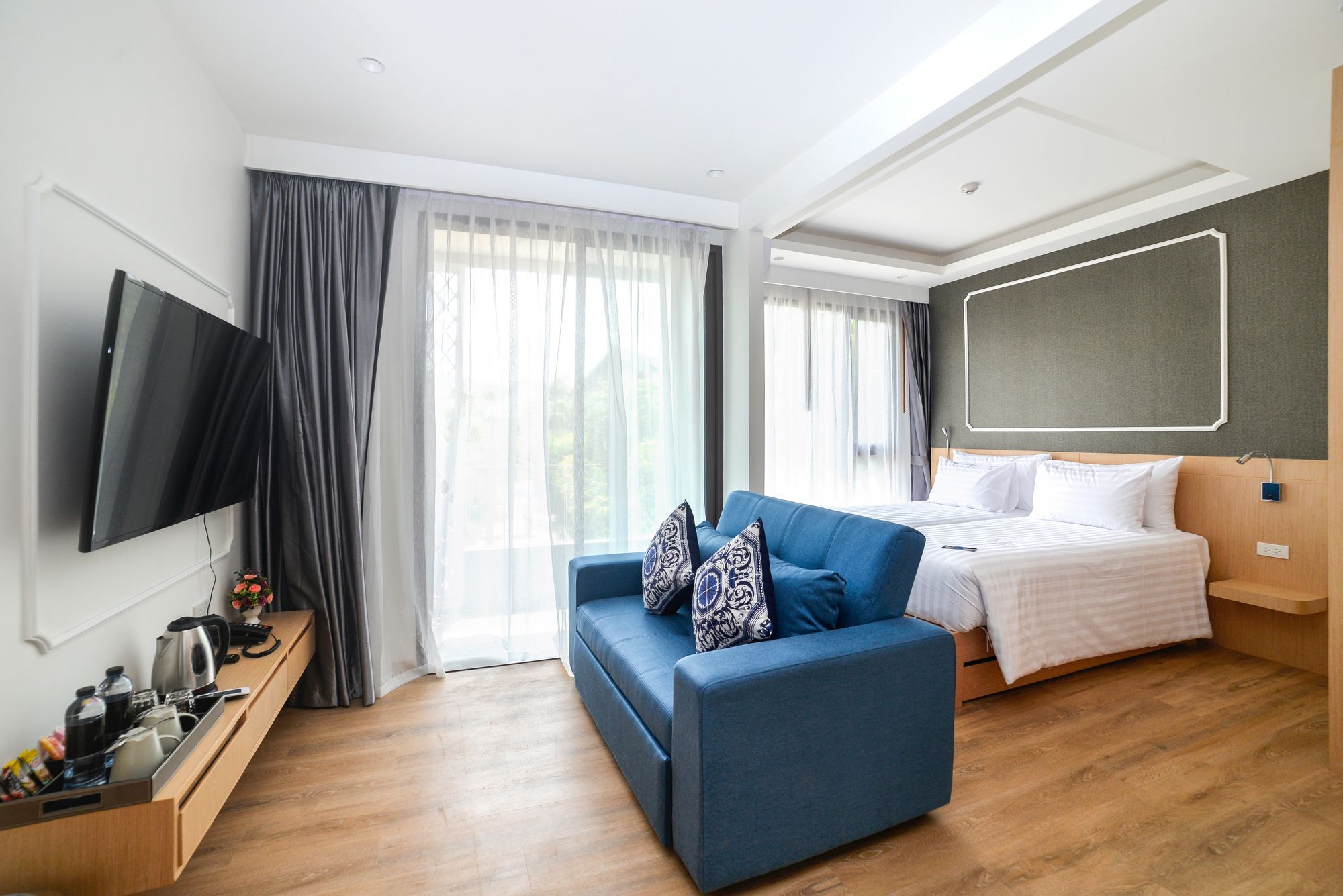 Hotel Aristo 2 Front - By Holy Cow 712