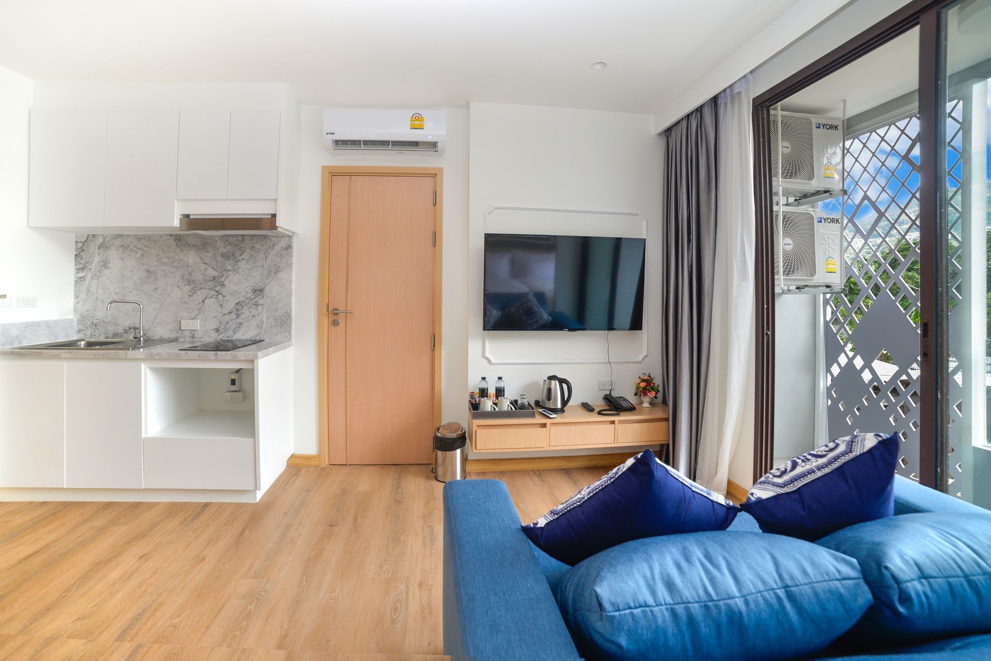 Hotel Aristo 2 Front - By Holy Cow 712 3*