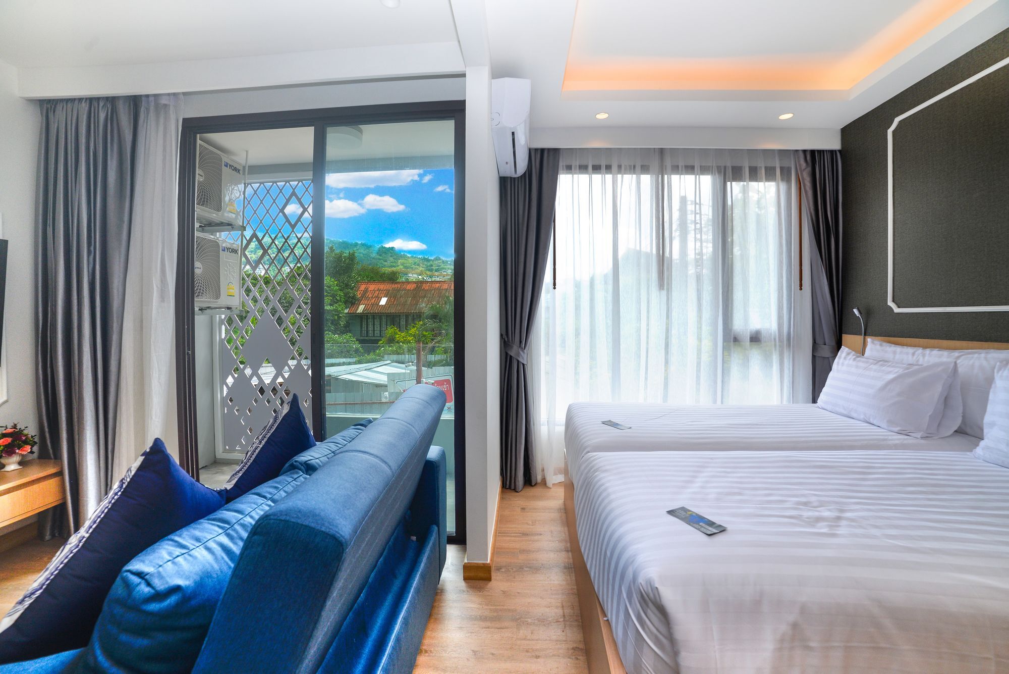 Hotel Aristo 2 Front - By Holy Cow 413 3*