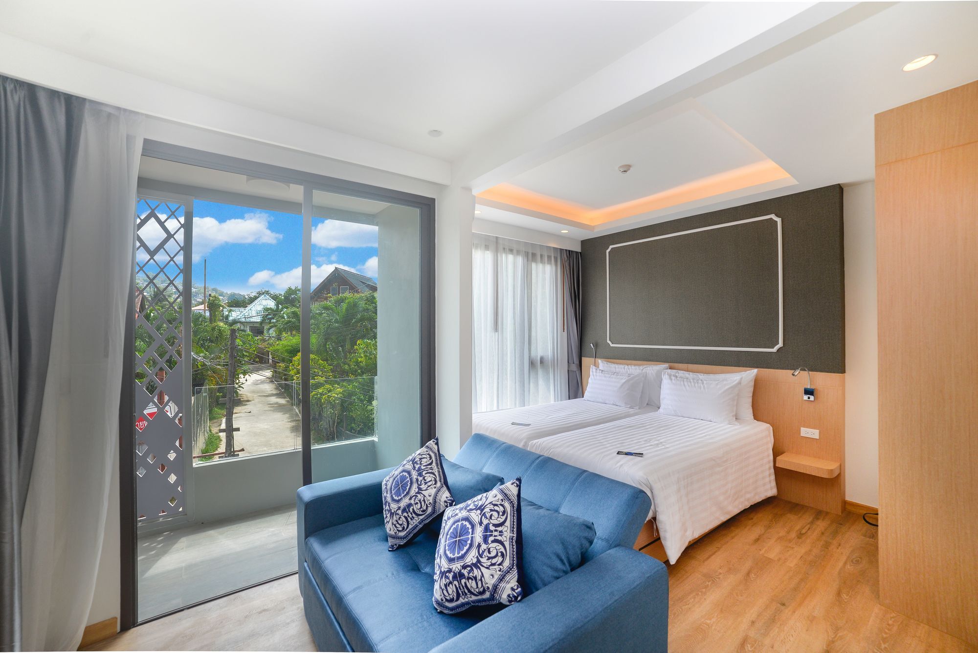 Aristo 2 Front - By Holy Cow 413 Phuket