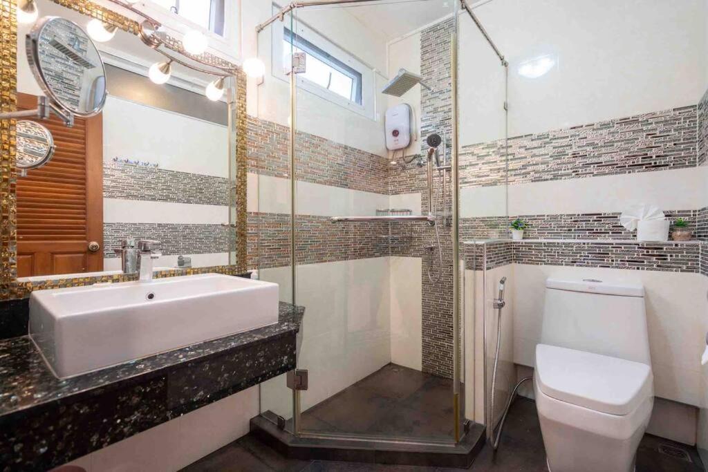 Spacious 4 Bedroom Vacation Rooftop Views
