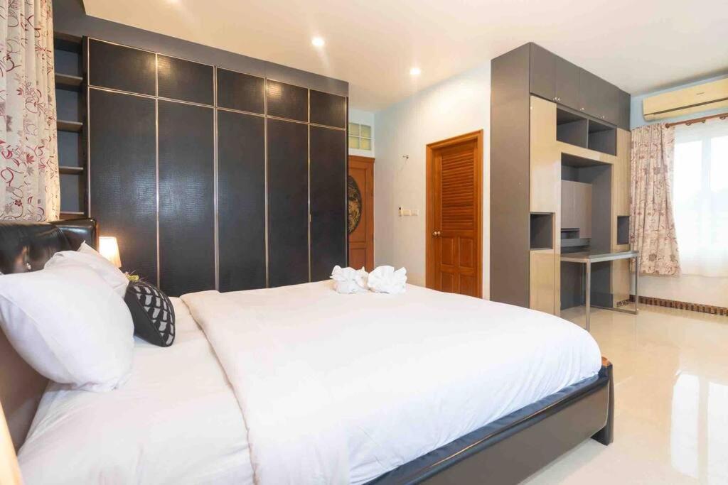 Spacious 4 Bedroom Vacation Rooftop Views Patong